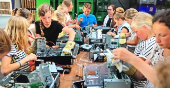 Primary school visits Innovation Plant after E-waste Race prize afbeelding